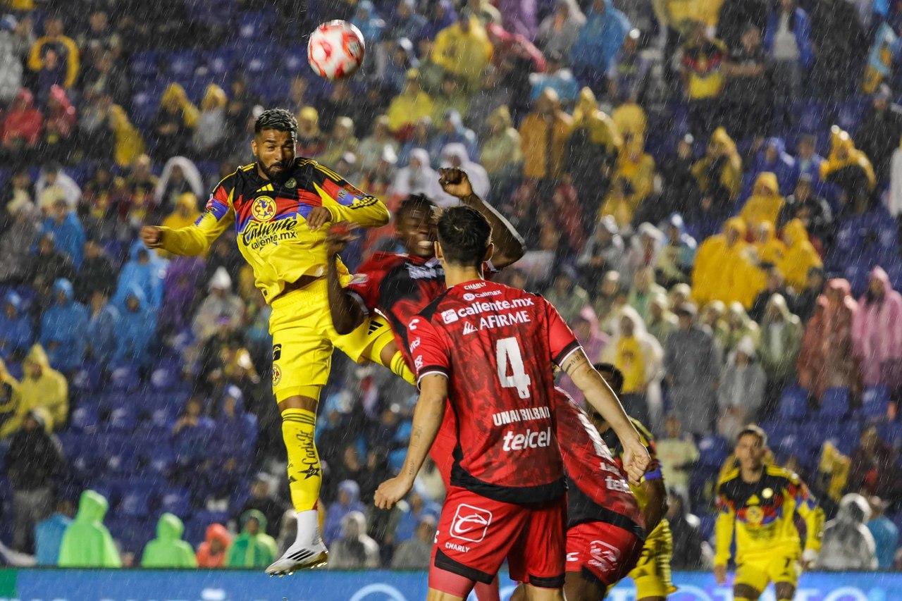 Luego de la suspensión por tormenta eléctrica, América tomó rápidamente la ventaja sobre Xolos, con un cabezazo de Rodrigo Aguirre.