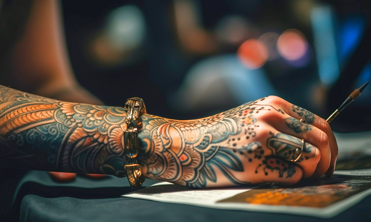 ¿Qué profesiones no permiten tatuajes en 2025?