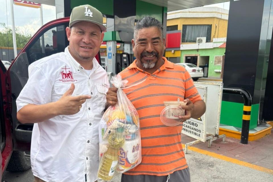 Iglesia del Pueblo y Ayuntamiento de Monclova entregan despensas