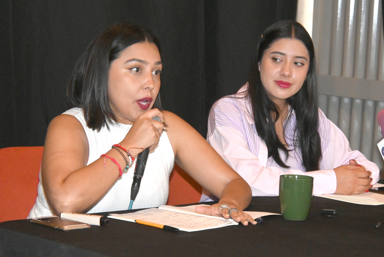 Presentadoras. La mesa fue presidida por Karla Aguilera, directora de la Fábrica de Arte, y Abigail Muñoz, directora de la compañía Colmena Teatro.