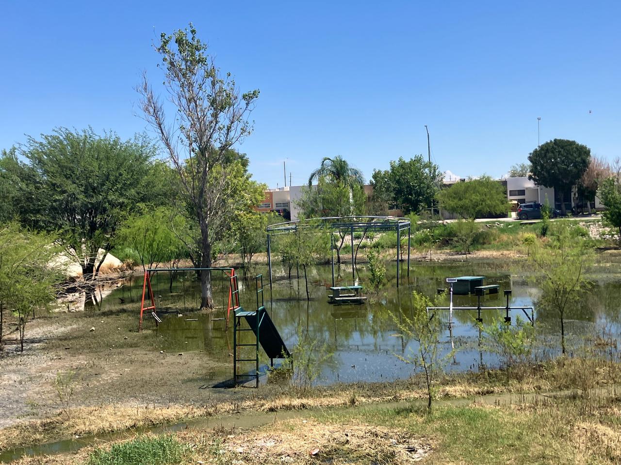 Fraccionamiento Lagos de Torreón permanece encharcado por las lluvias y aguas negras