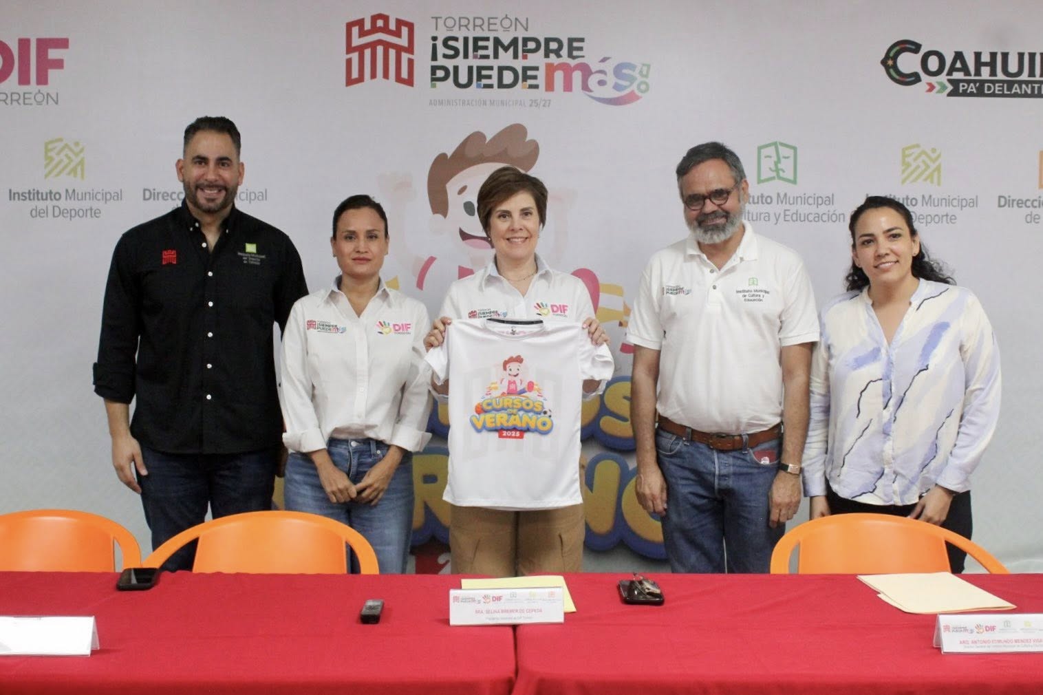 Todos los participantes de esta actividad, recibirán una playera conmemorativa, además de termo y una mochila deportiva. (Especial)