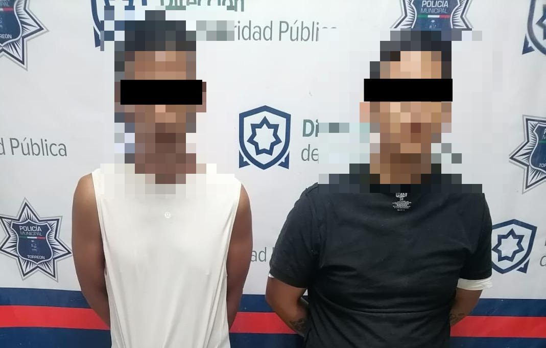Policía Municipal detiene a dos hombres en posesión de réplica de arma en el Centro de Torreón