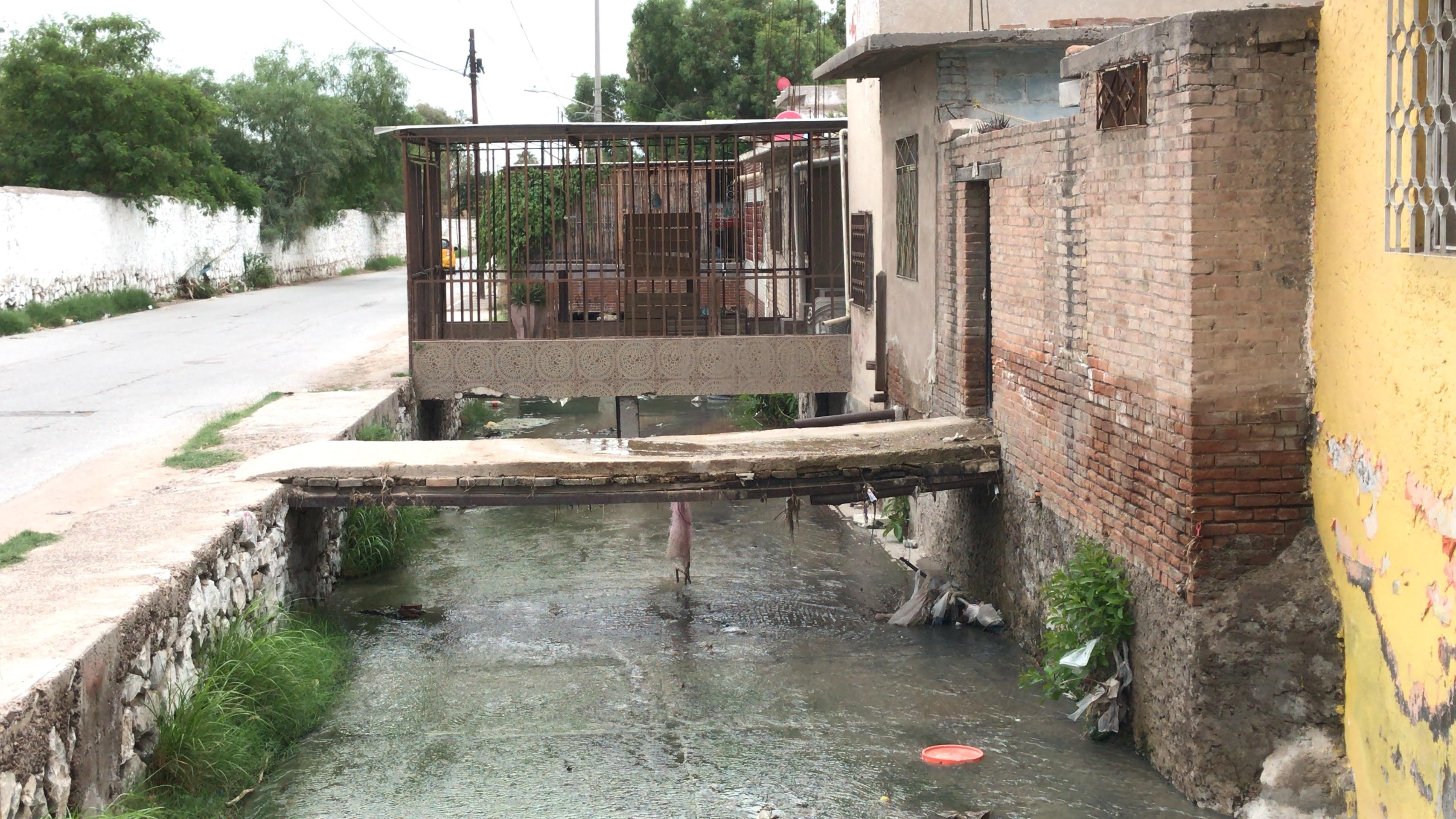 Planean derribar puentes y cocheras que obstruyen paso del agua en colonias del poniente
