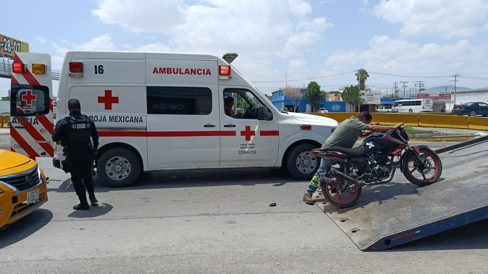 Detienen a taxista tras presuntamente atropellar a dos adolescentes en aparente altercado vial