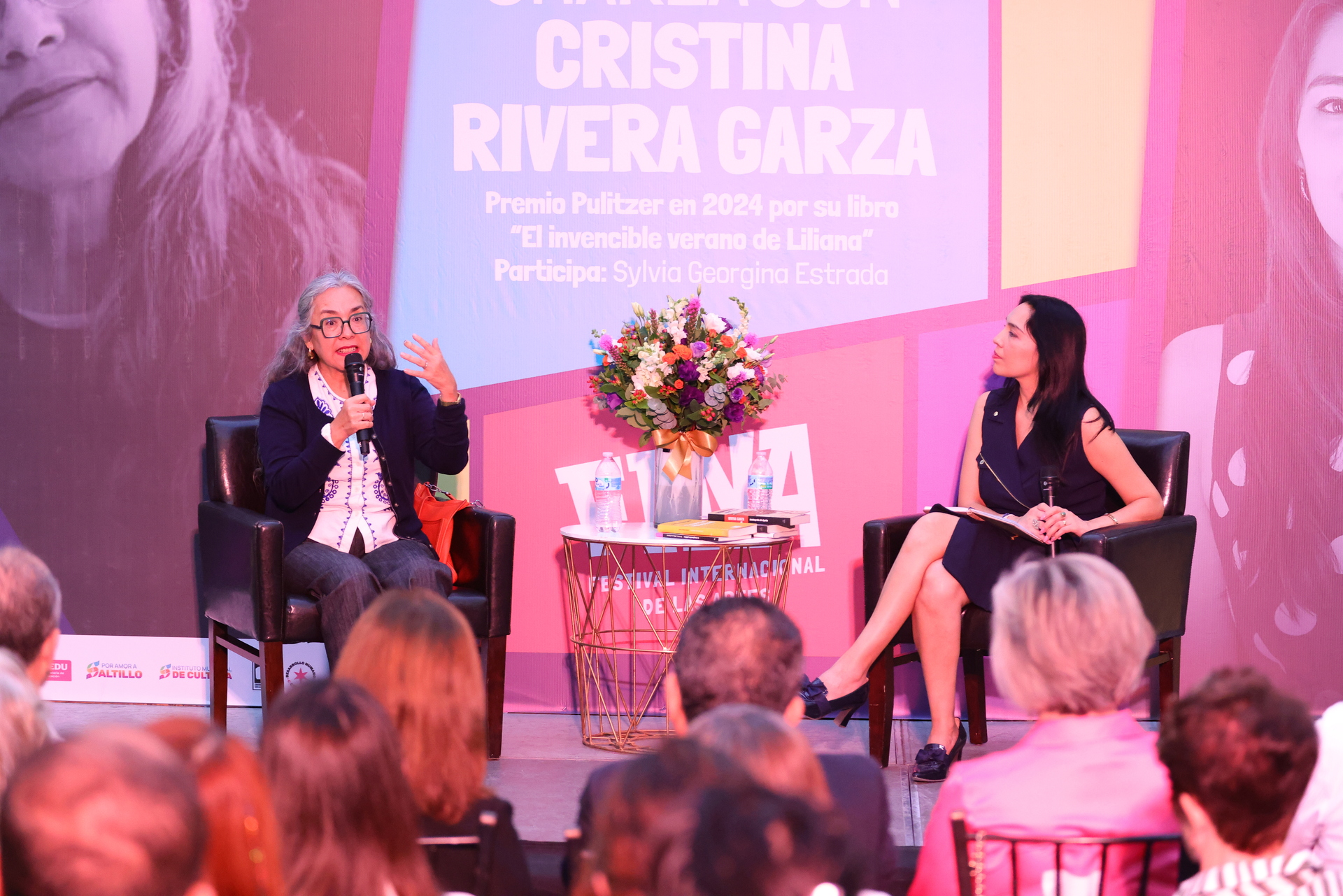  Acompañada por Sylvia Georgina Estrada, Cristina Rivera Garza conversó por hora y media ante su público coahuilense. (Cortesía / Víctor Mendoza).