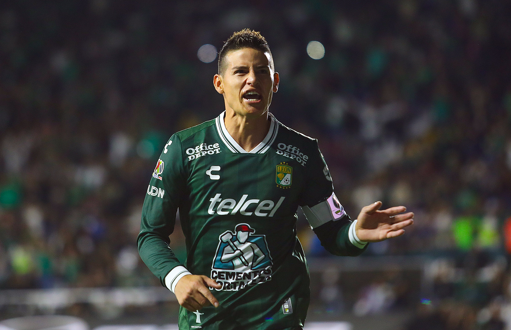 Con gol de James Rodríguez, León vence a las Chivas
