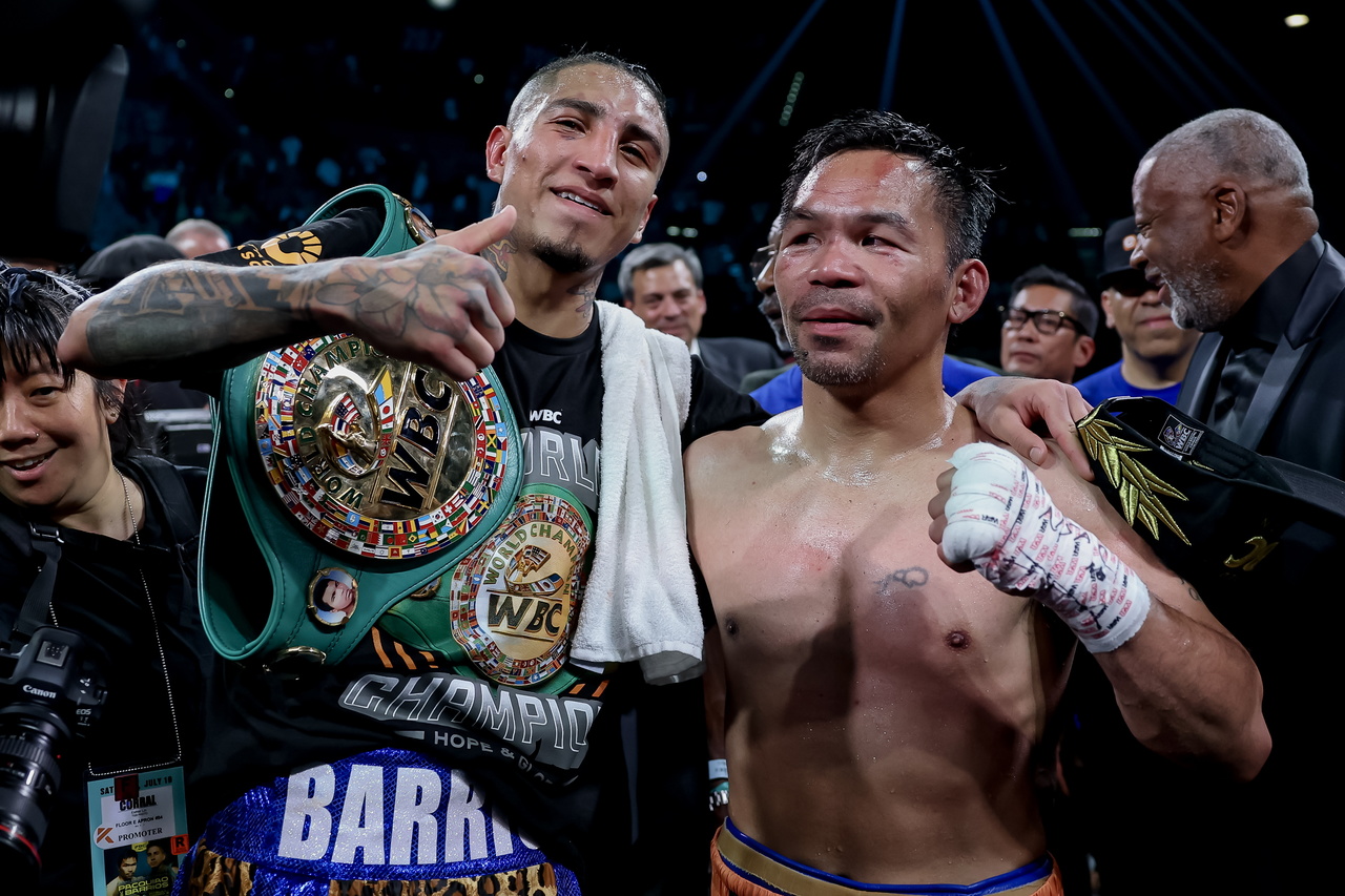 Para el mítico boxeador filipino (d), la pelea frente a Mario Barrios estaba equilibrada o un poco inclinada hacia él.