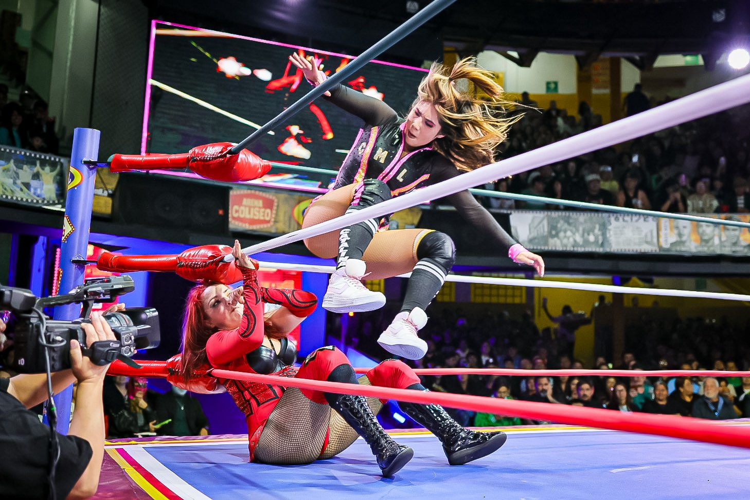 Estrellas del CMLL se presentan en la Arena Coliseo de Tony Arellano