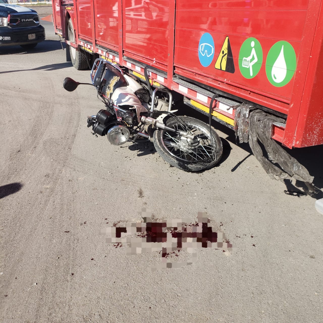 Motociclista se impacta contra camión de refrescos que le cortó la circulación en Gómez Palacio