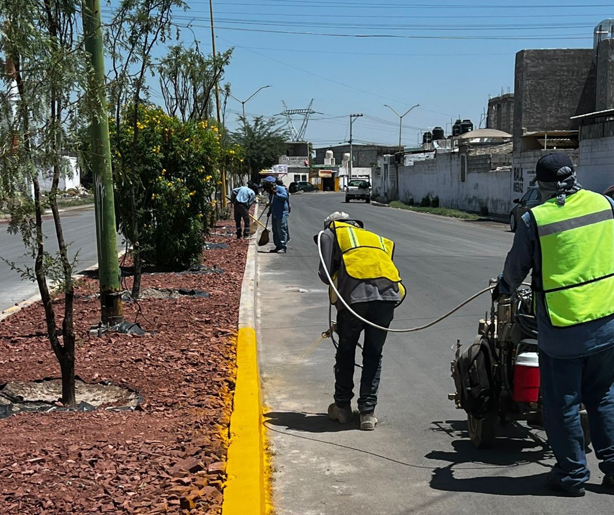 Dan mantenimiento al bulevar El Refugio en Gómez Palacio