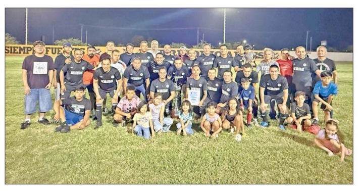 Posterior al decisivo encuentro, el equipo ganador recibió su trofeo que lo avala como campeón, el cual buscará defender en la próxima liga. (Especial)
