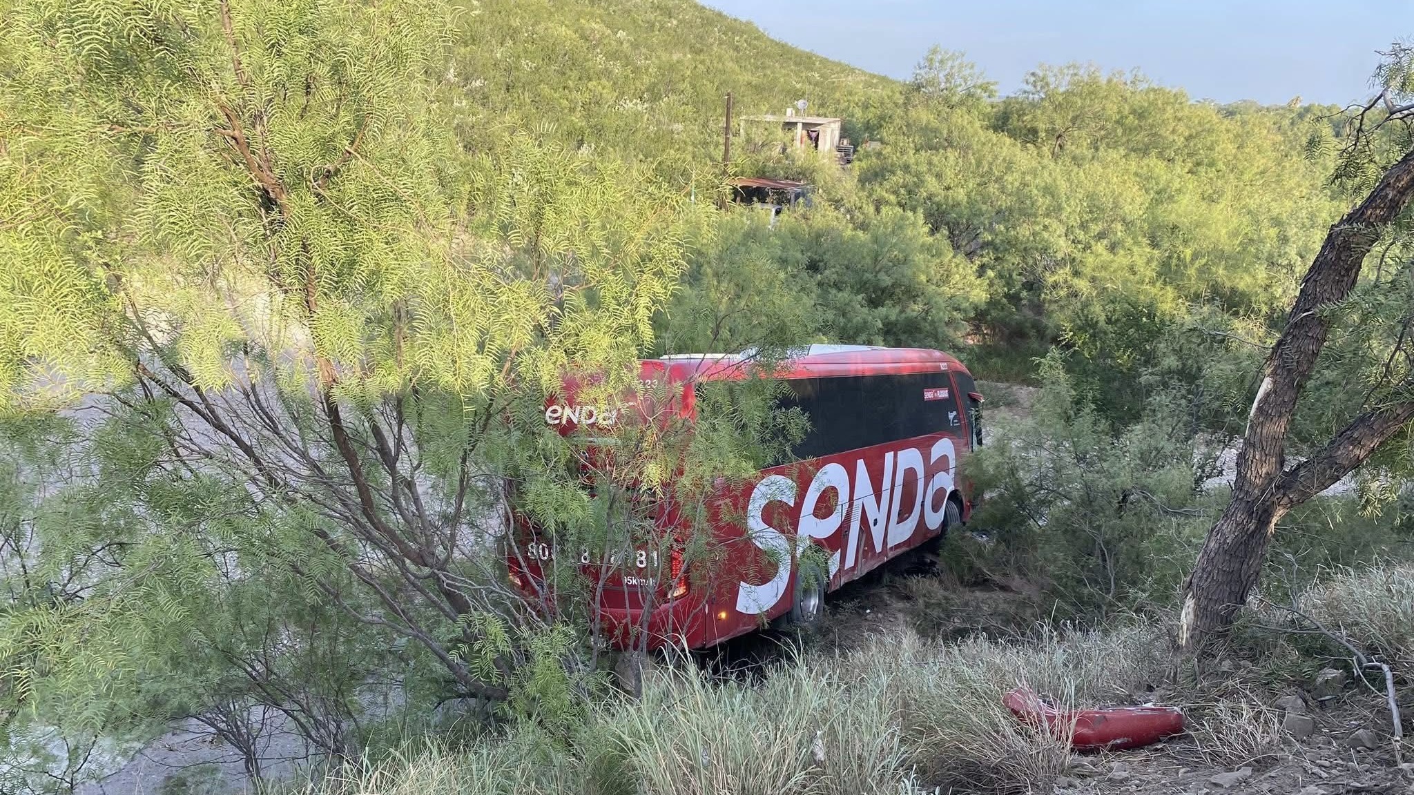 Se desbarranca autobús en Sabinas; hay 8 personas lesionadas