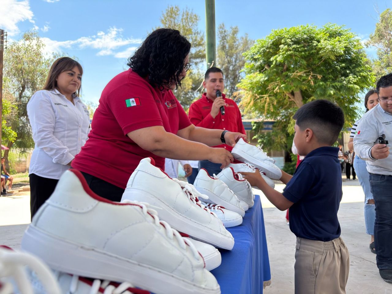 Entregan 300 pares de calzado deportivo a alumnos de primaria.