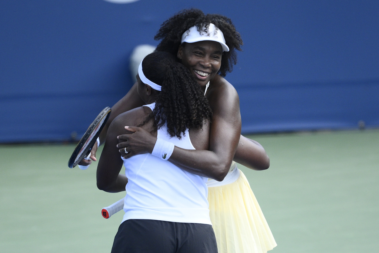 La popular tenista jugó un partido de dobles tras tres años de no hacerlo, llevándose la victoria junto a su compañera Hailey Baptiste.