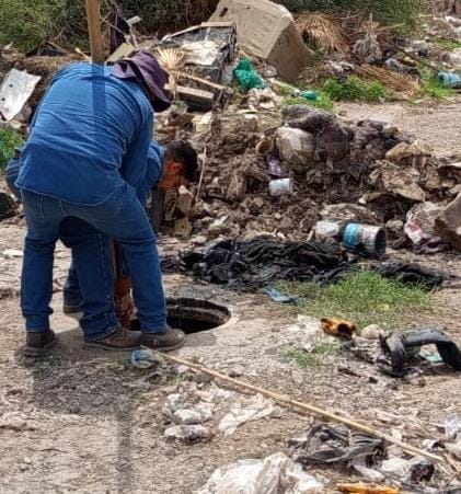 Trabajadores han encontrado bolsas negras grandes completas de basura. (EL SIGLO DE TORREÓN)
