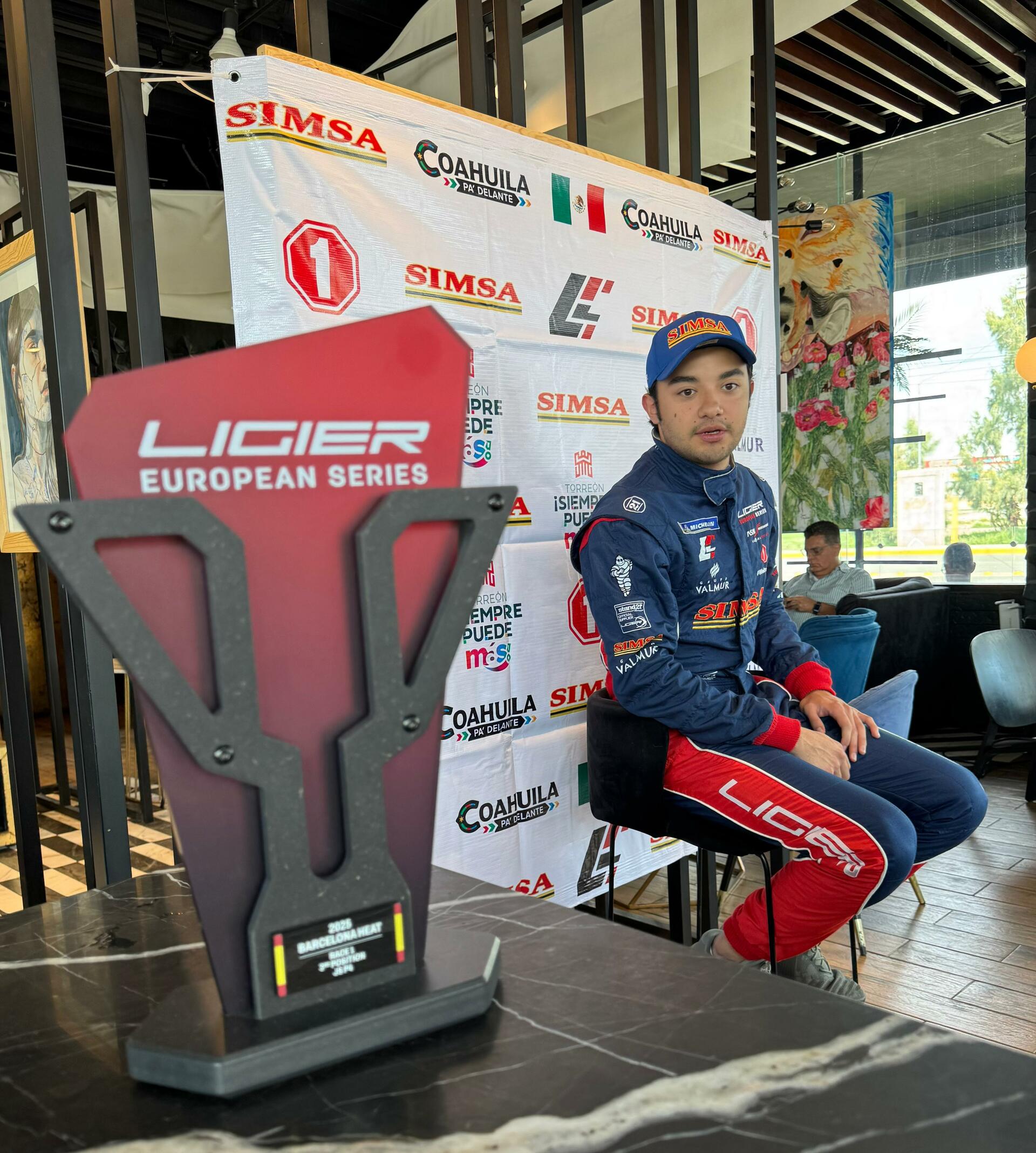 Con su trofeo obtenido en Barcelona, el juvenil piloto lagunero hace una pausa en su temporada. (META)