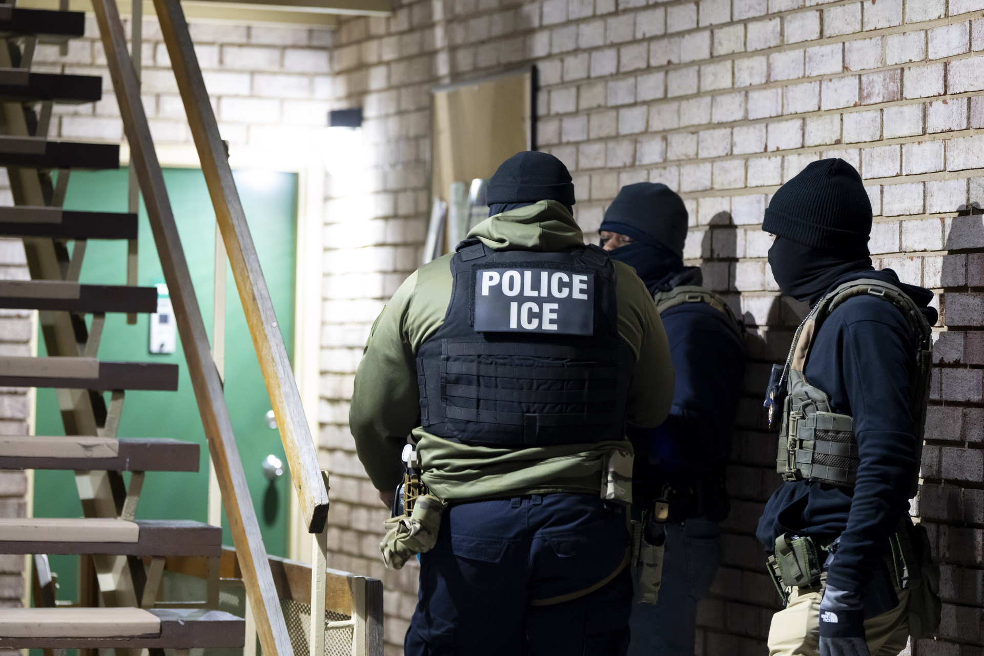 ¿Qué se sabe de los abusos a migrantes detenidos en Estados Unidos? Esto dice reporte de HRW