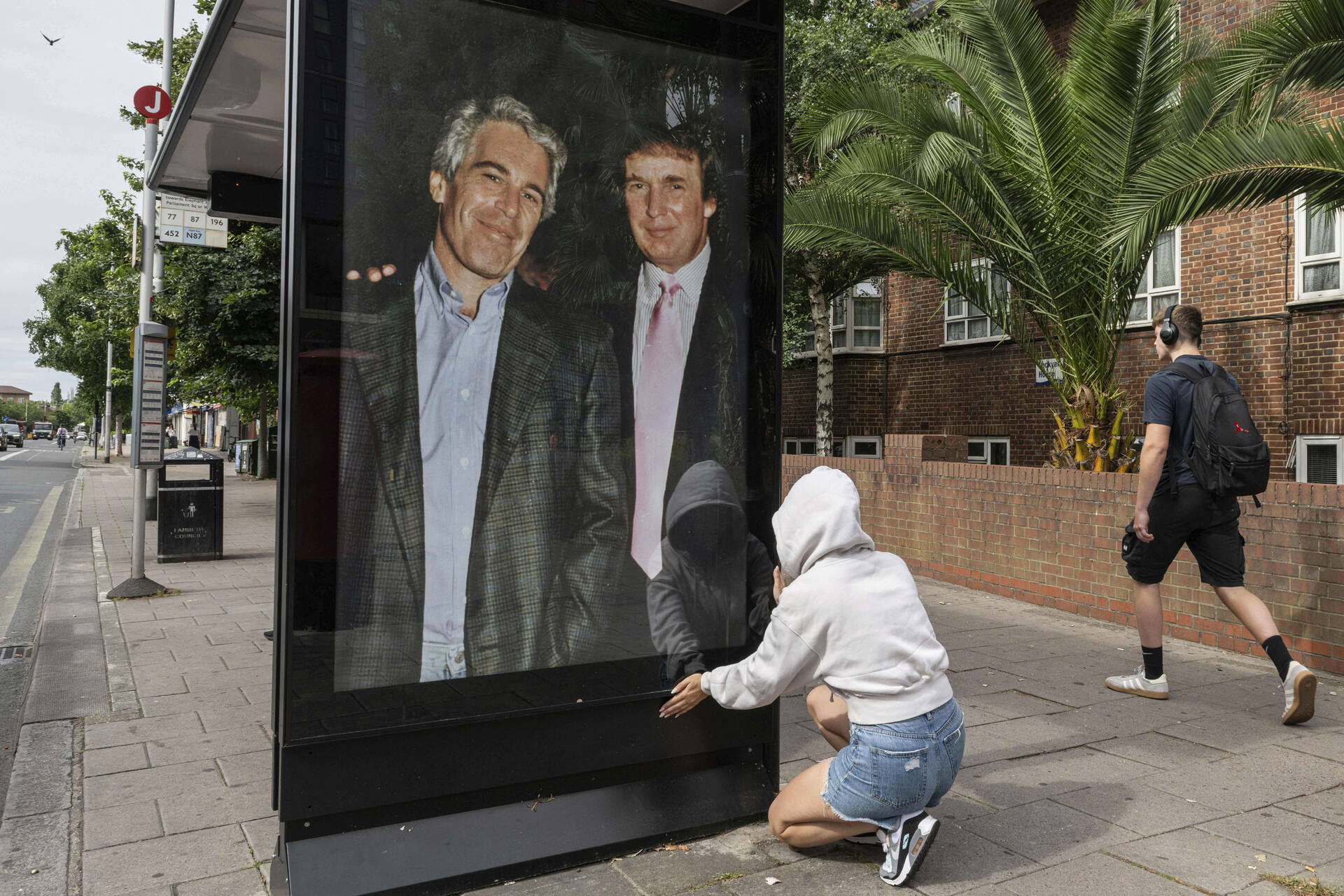 Justicia de EUA informó a Trump que su nombre aparecía en caso de Jeffrey Epstein, según WSJ