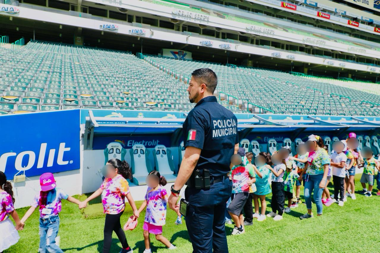 Pequeños visitan el TSM como parte de las actividades del curso de verano para hijos de polías