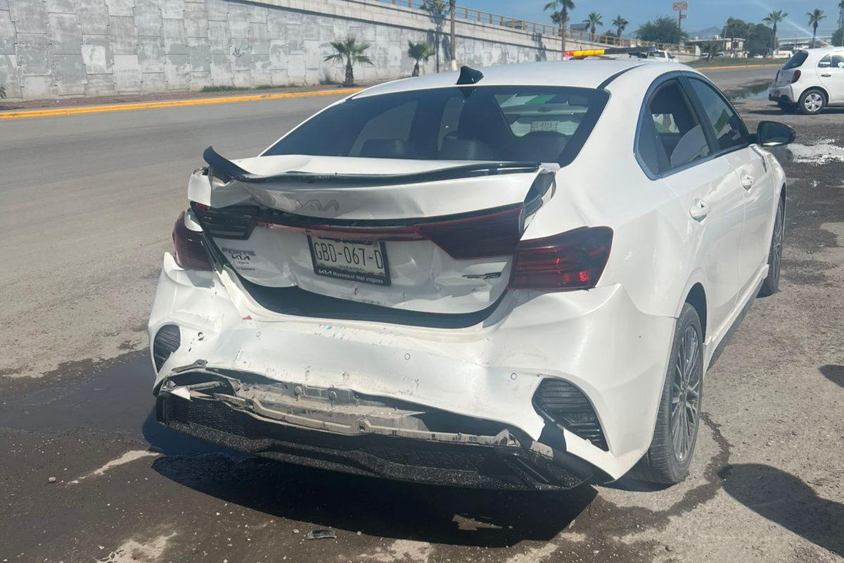 Choque por alcance entre camión de carga y vehículo compacto en Gómez Palacio deja daños materiales