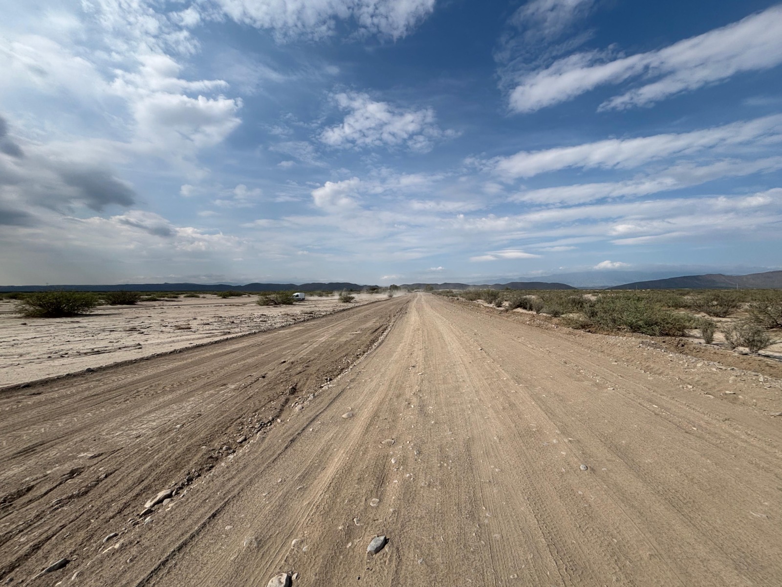 Mejoran caminos en comunidades alejadas de Parras