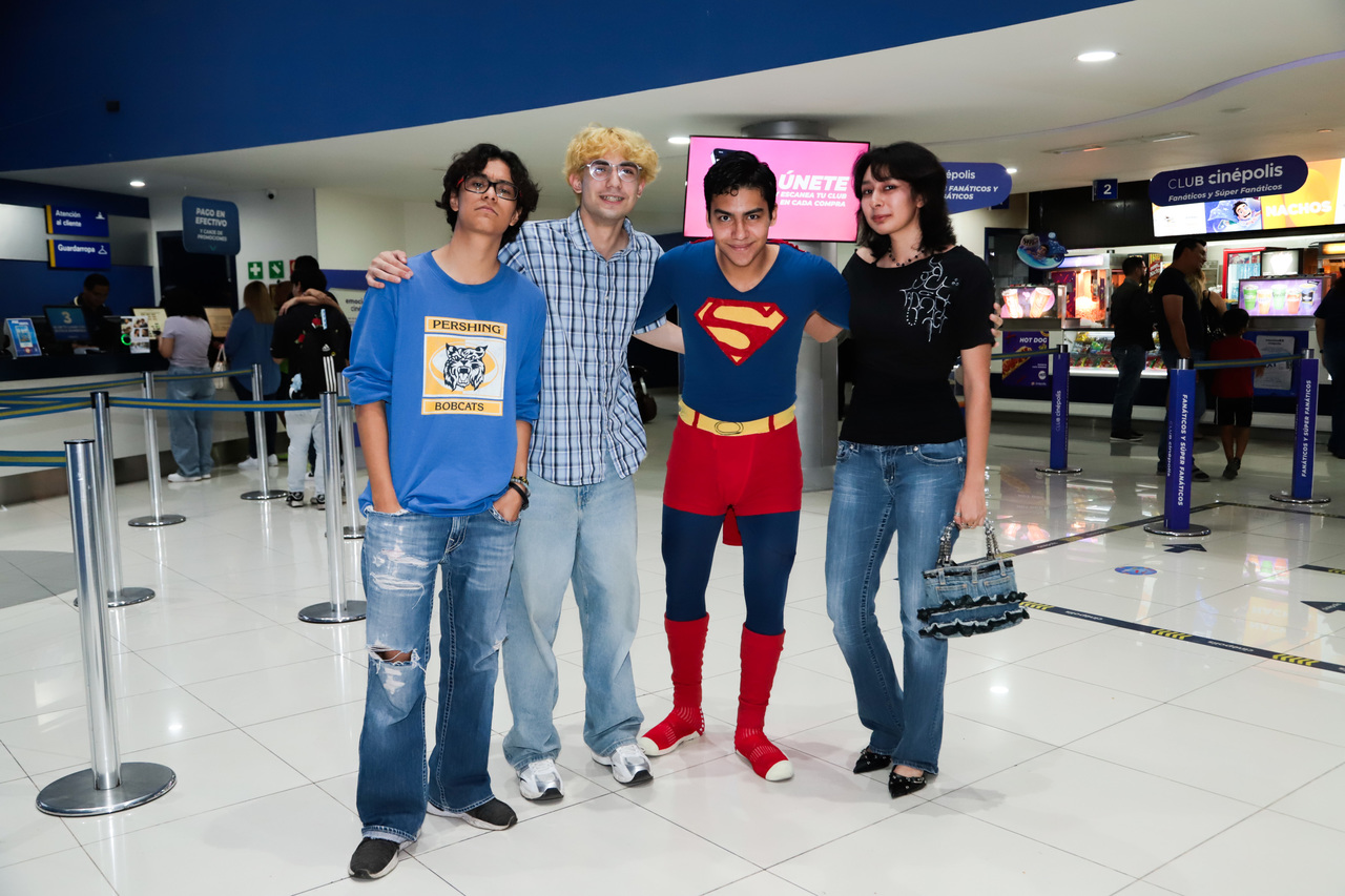 Javier, Adrian, Paulino y Valeria.