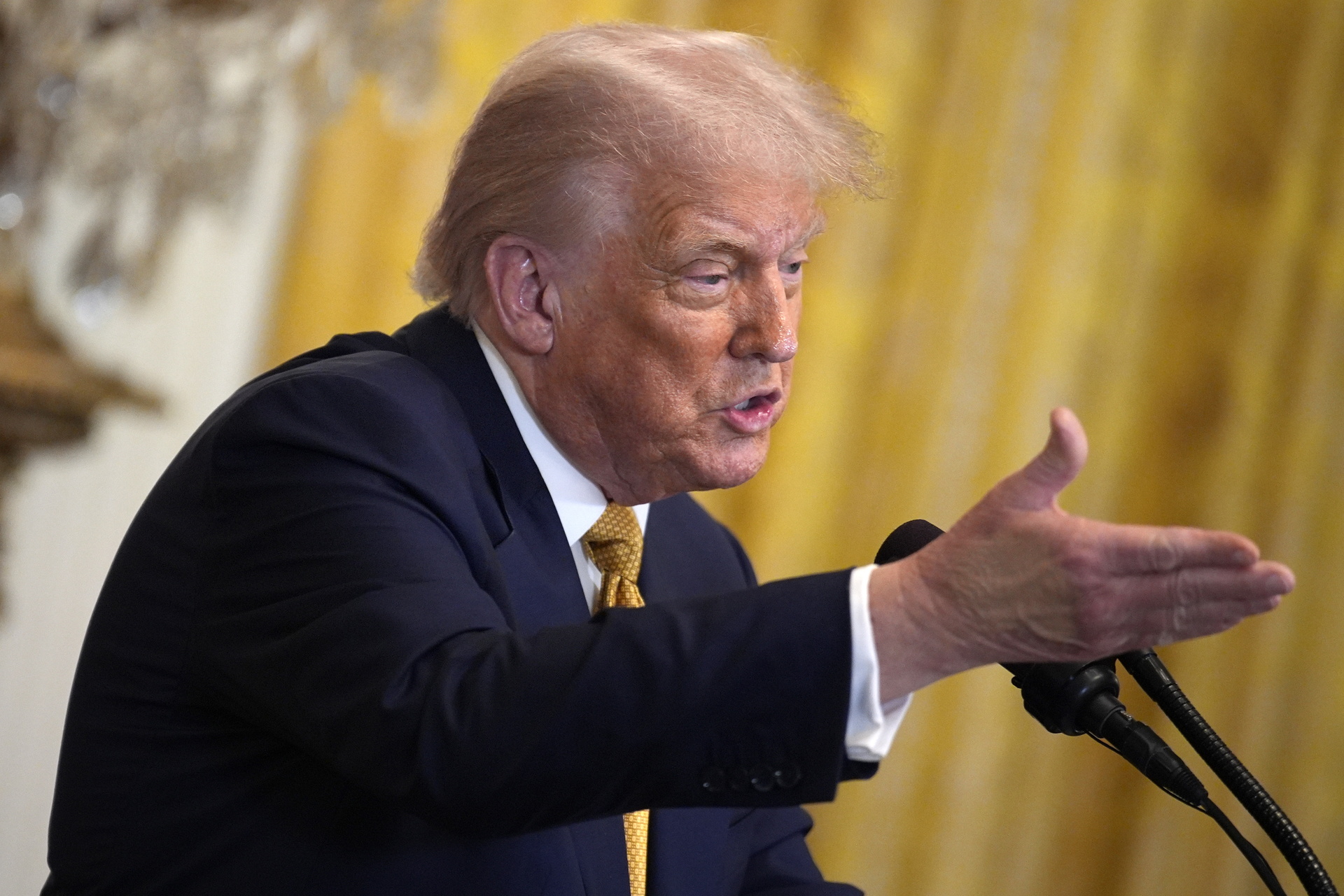 Trump ordena ampliar uso de tobilleras electrónicas a migrantes en libertad supervisada