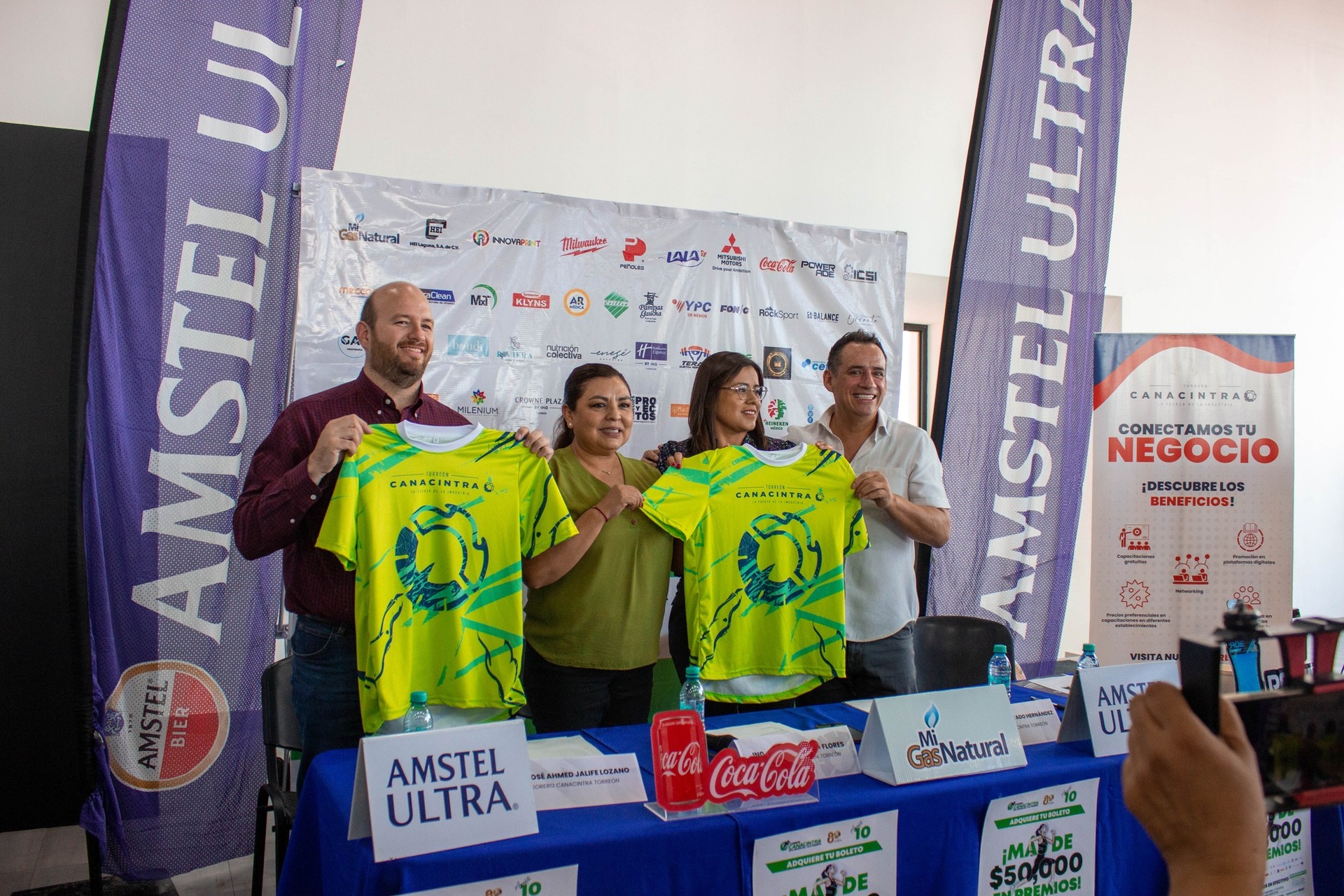 Fue presentada la playera conmemorativa que recibirá cada corredor en
su kit para esta competencia del próximo 10 de agosto. (Especial)