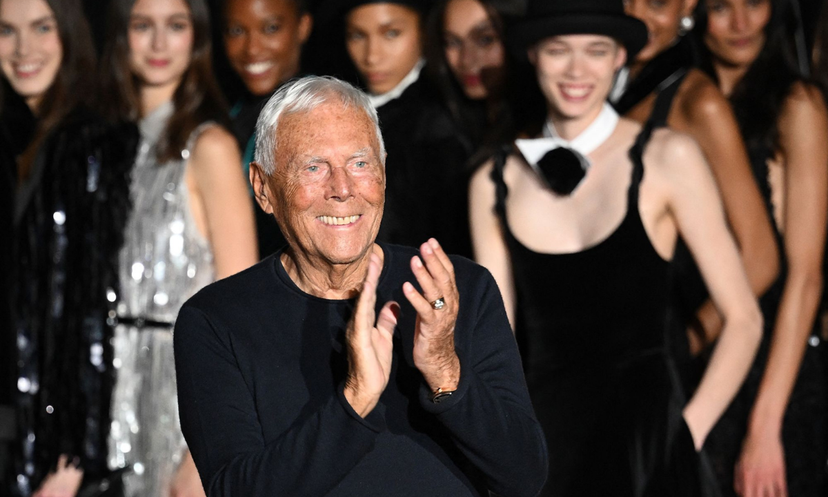 Giorgio Armani aplaude a la multitud durante la presentación de la colección otoño-invierno 2023-2024 en el Milan Fashion Week. Foto: especial