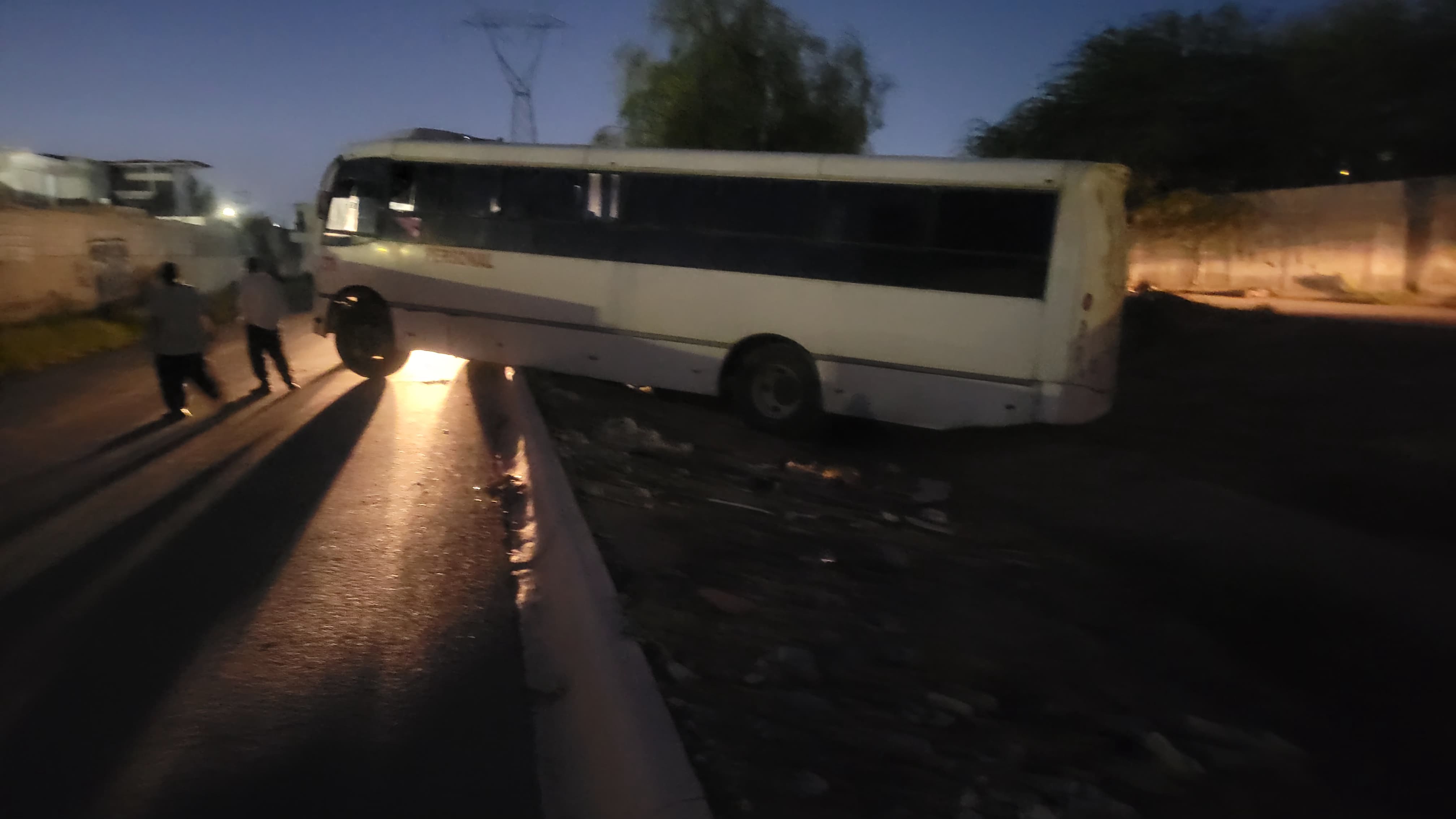 Camión de personal se sale del camino en Gómez Palacio