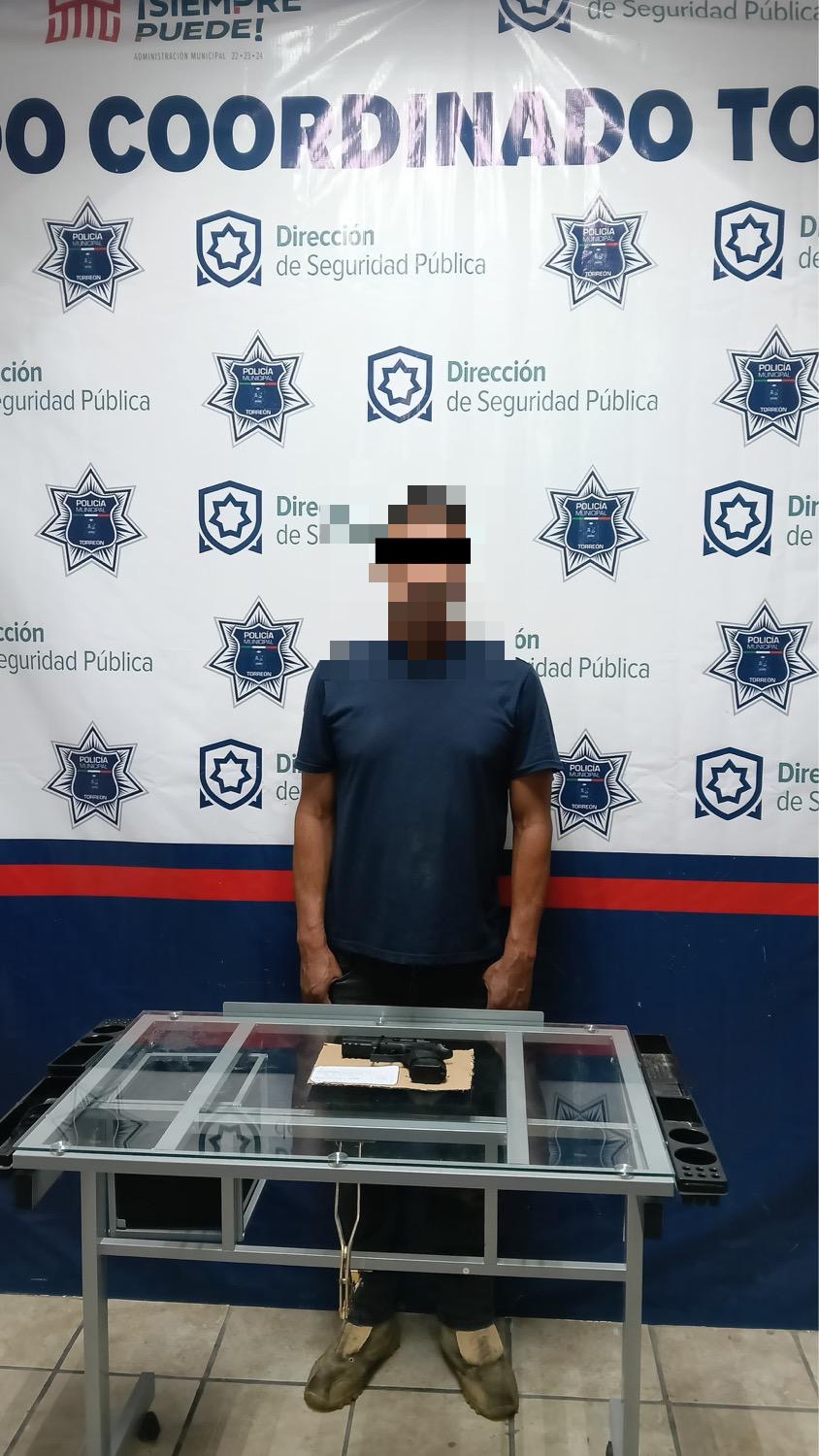 Hombre de detenido con un arma de postas en la colonia Valle Oriente, lo señalan por daños y amenazas