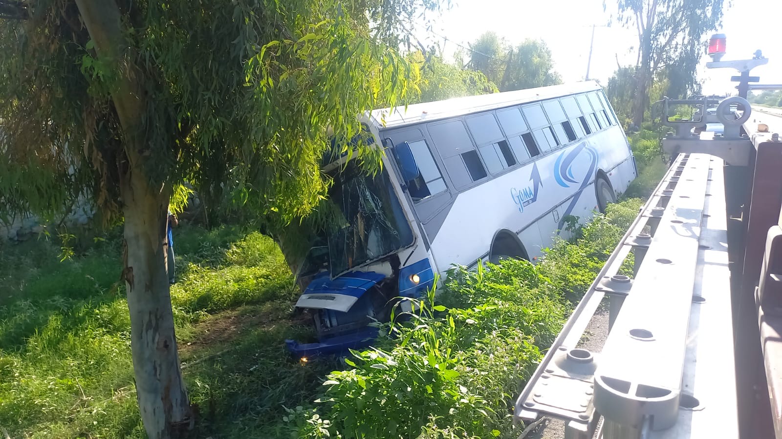Conductor de camión de personal sufre accidente en la carretera Torreón - San Pedro