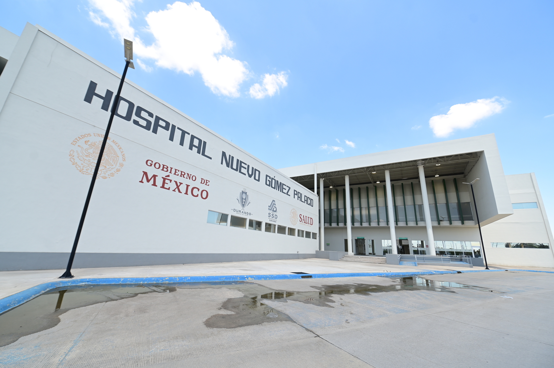 En Gómez Palacio un motociclista se atora en un cable y resulta fracturado de un tobillo