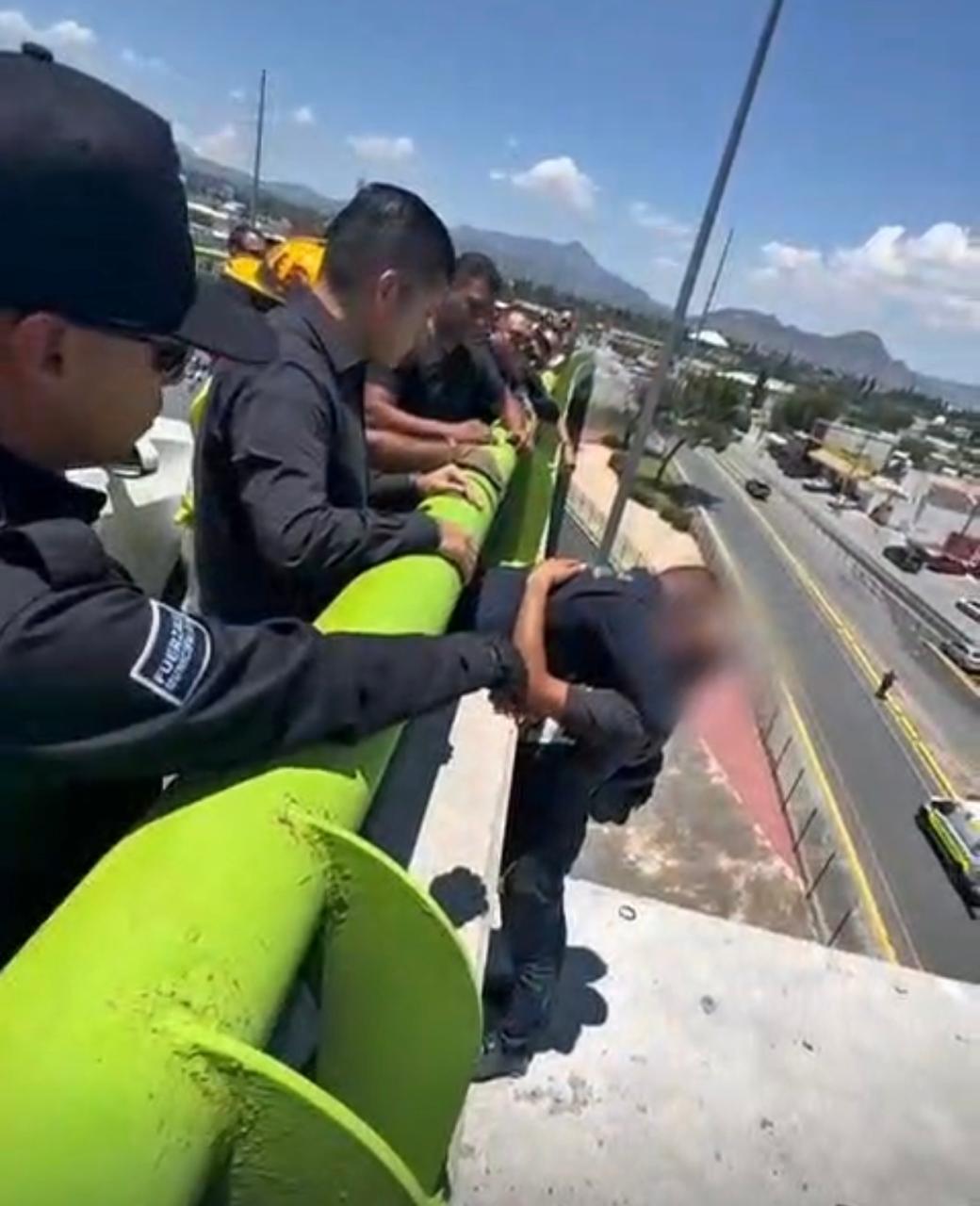 Evitan suicidio policías municipales en Saltillo