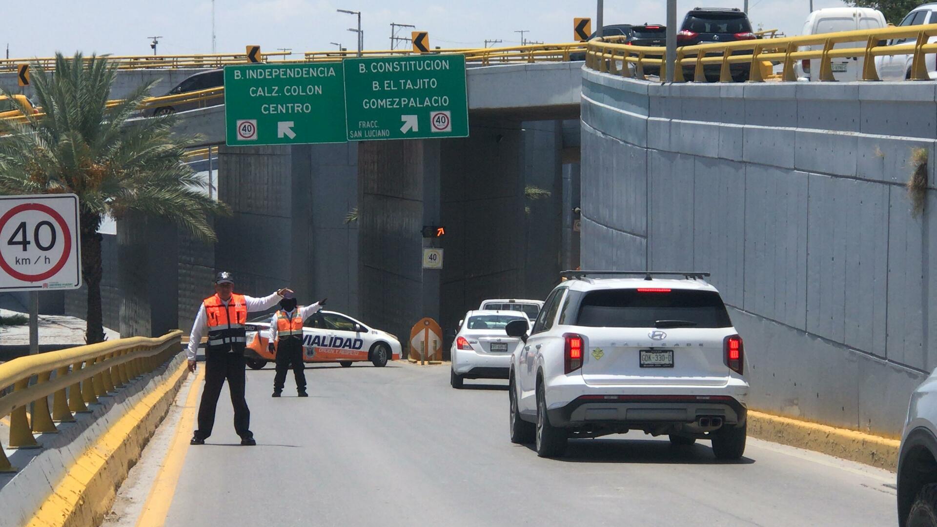 Cierran desnivel de Nudo Mixteco. EL SIGLO DE TORREÓN / Fernando Compean