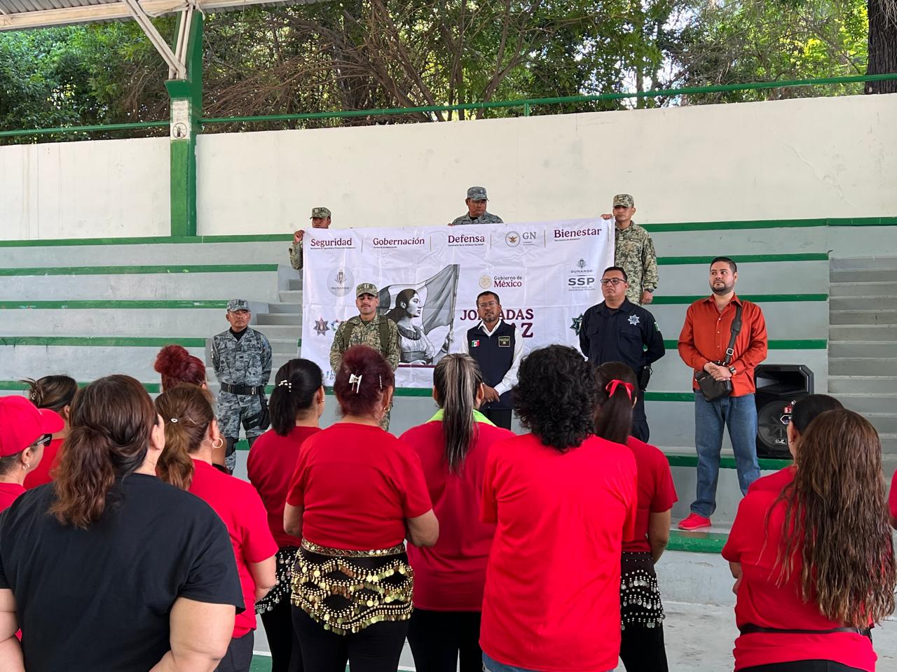 Mujeres participan en clase de zumba organizada por la Mesa de Construcción por la Paz y Seguridad