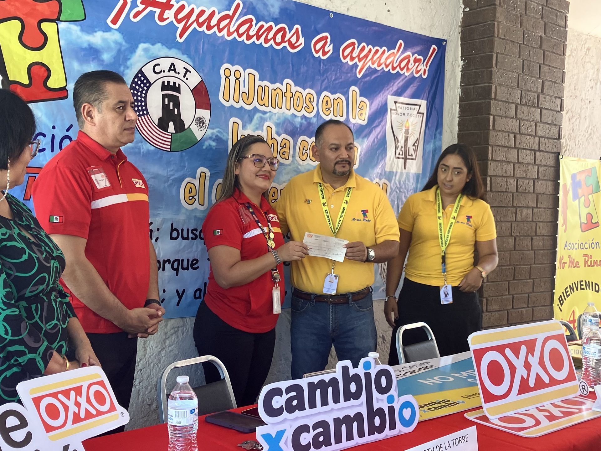Asociación No me Rindo recibió donativo de tiendas Oxxo para ayudar a niños con cáncer y parálisis cerebral