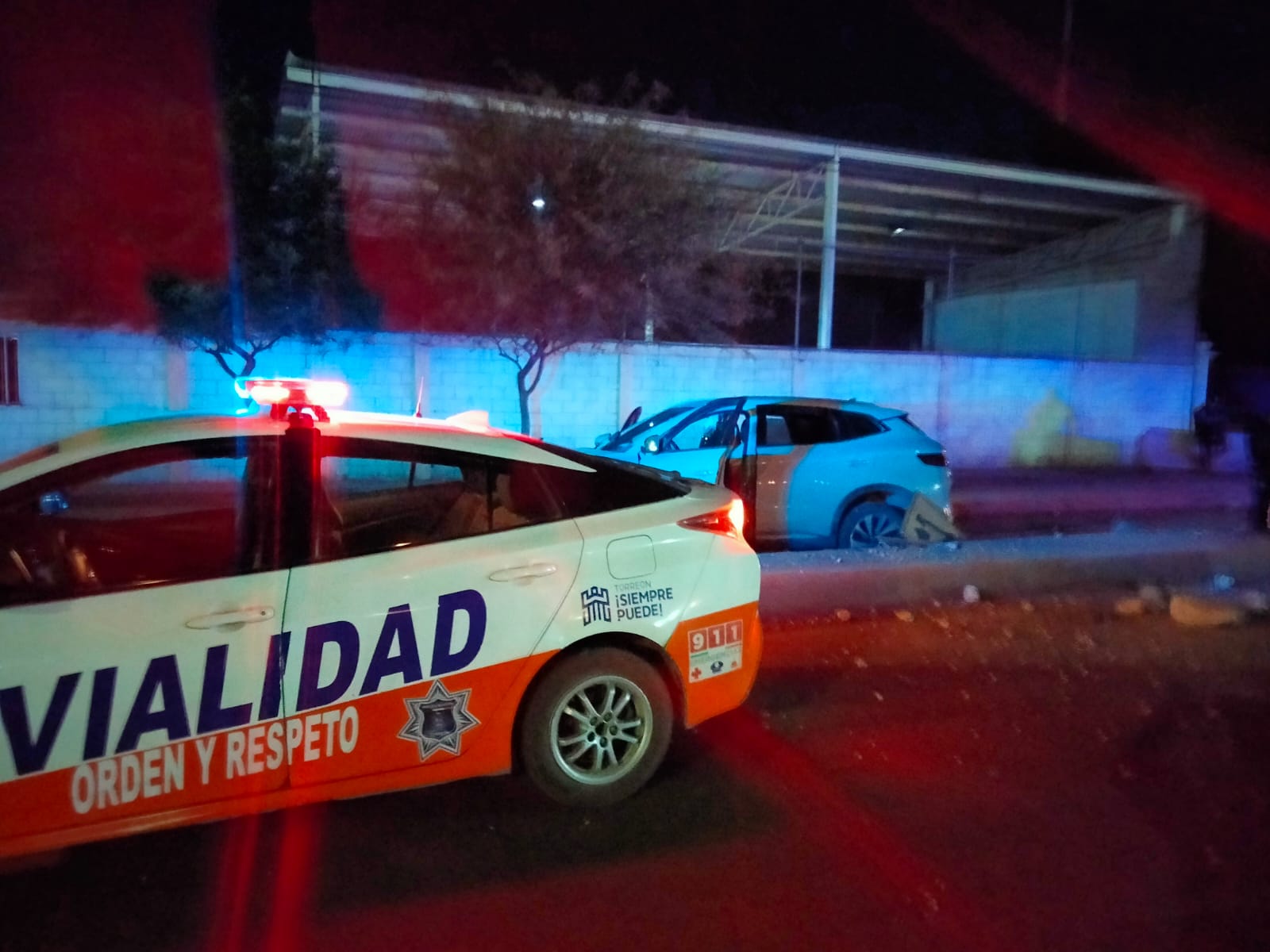 Accidente en la madrugada deja daños materiales en el Periférico Raúl López Sánchez de Torreón