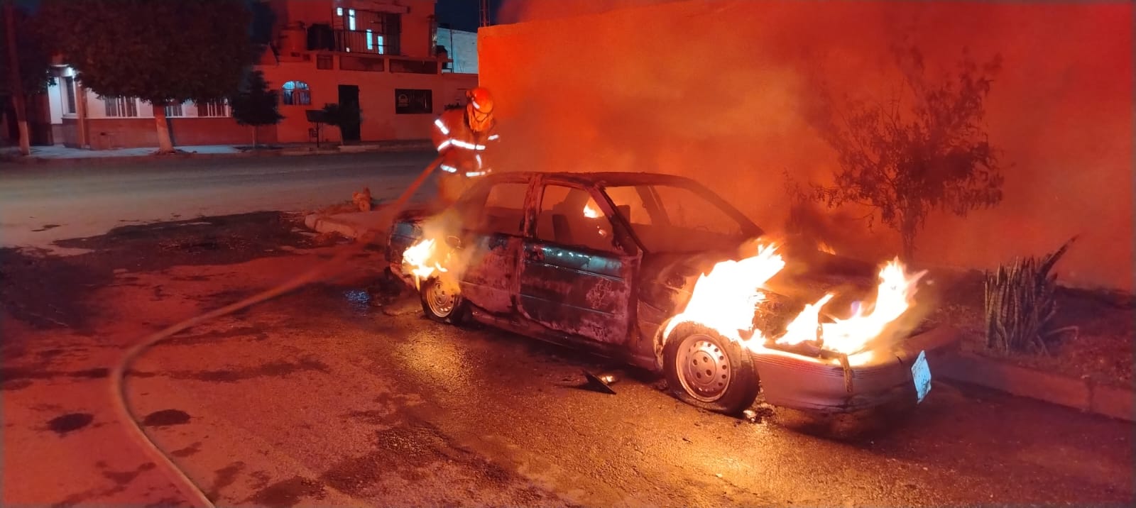 Durante la madrugada se incendia vehículo en la colonia Obispado