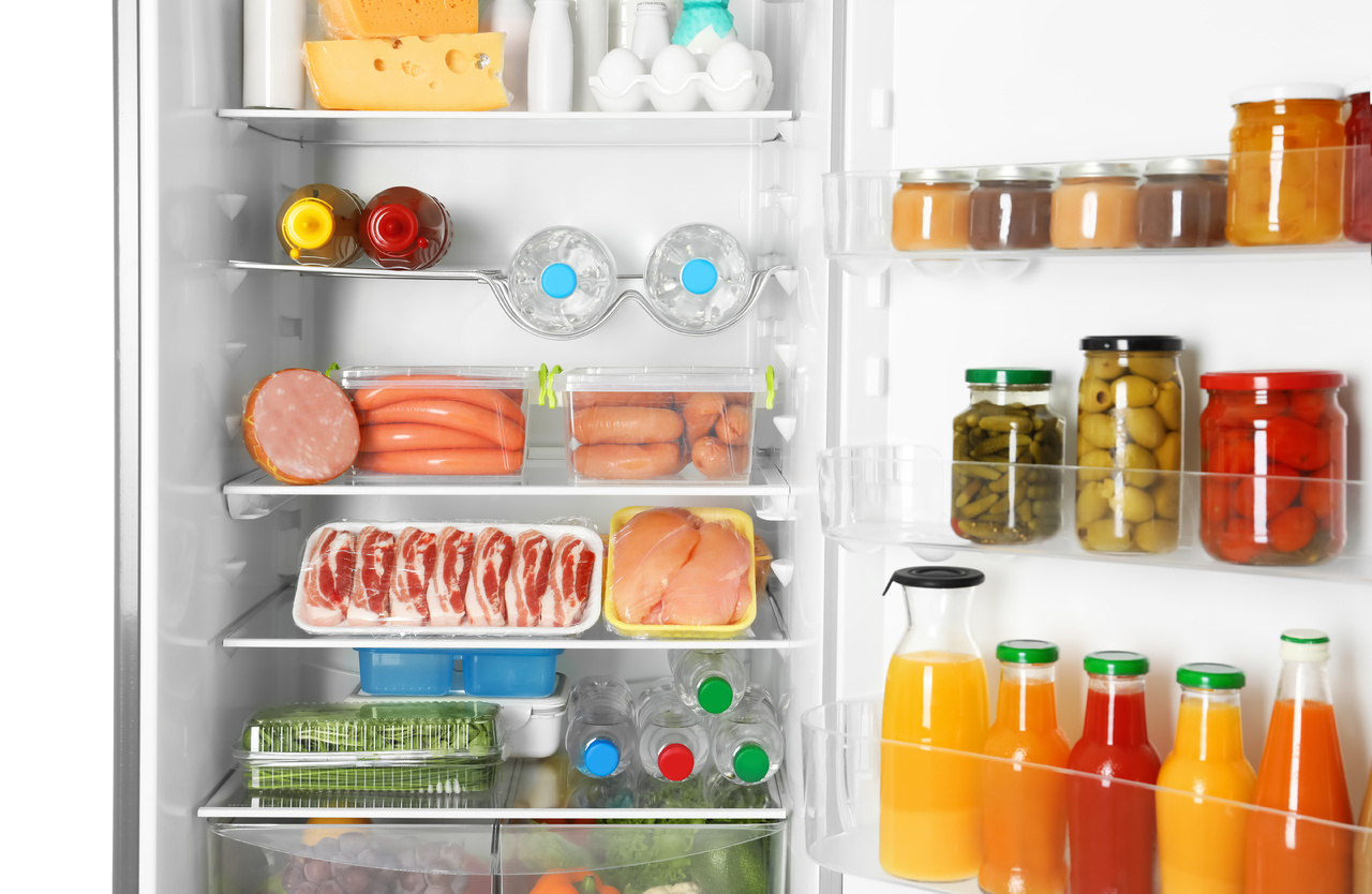 Organizar correctamente tu refrigerador mejora la conservación de los alimentos, evita la contaminación cruzada y ayuda a ahorrar.