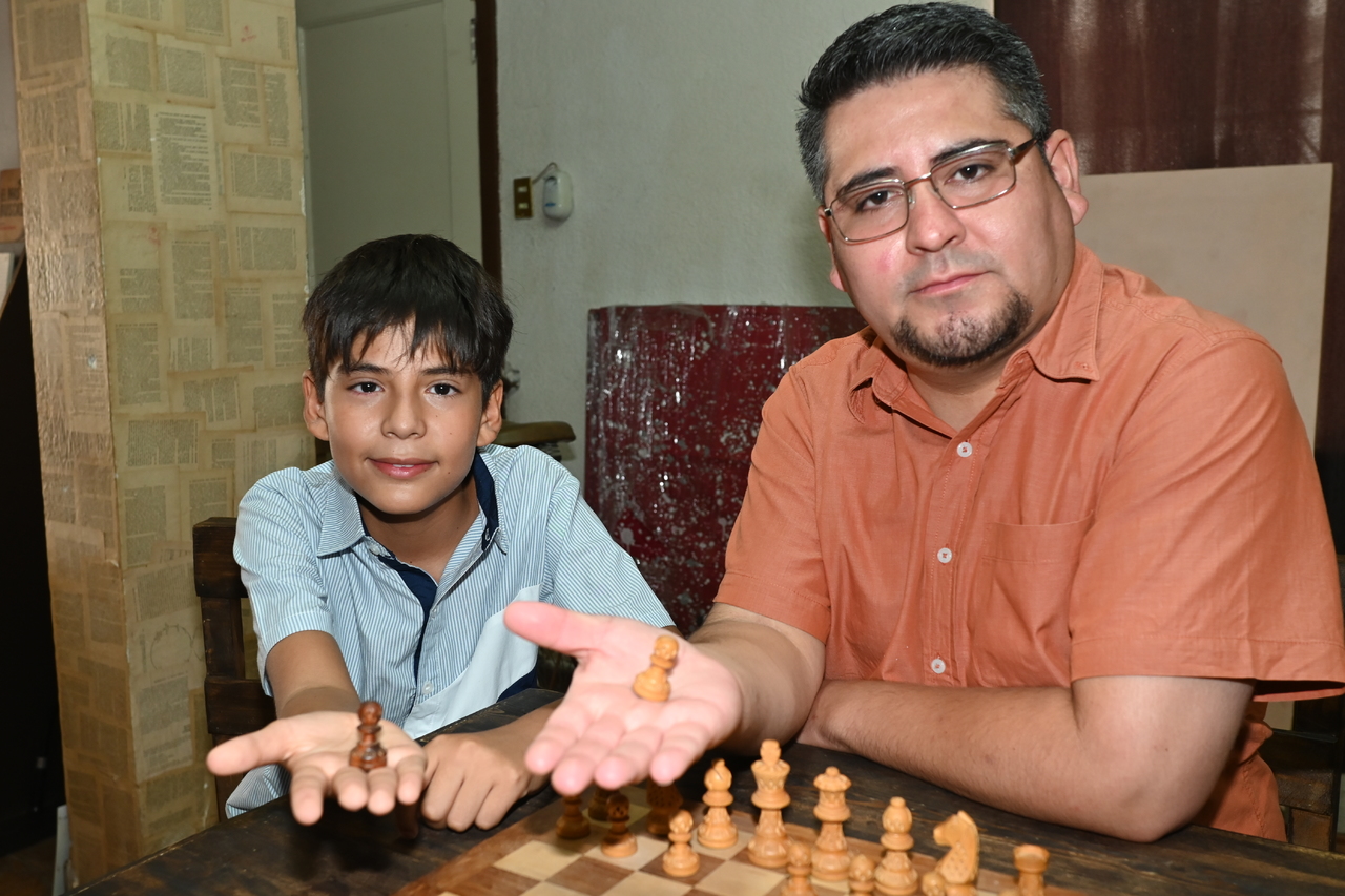 Jugadores. Padre e hijo compartirán su pasión por el ajedrez en este curso dirigido a niños y jóvenes.