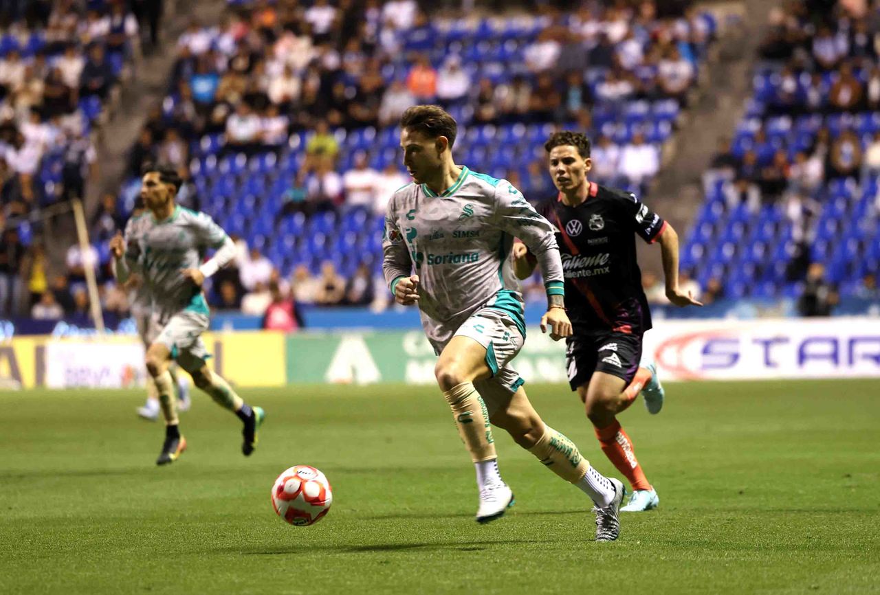 El delantero chileno Bruno Barticciotto, que relevó al atacante hondureño Antony 'Choco' Lozano que se lesionó durante la primera mitad, tuvo pocas oportunidades al frente del arco rival, ante la nula creación de juego por parte de los laguneros en cuanto a la ofensiva.