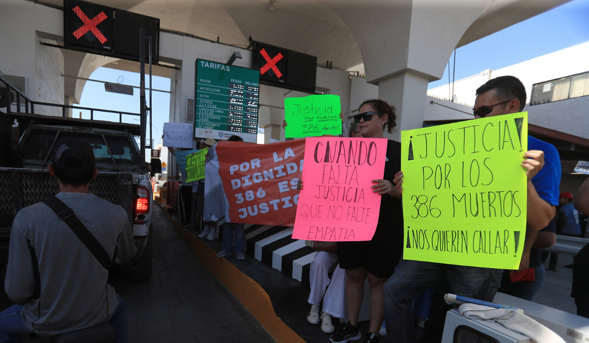Mexicanos toman cruce fronterizo tras hallazgo de cadáveres en crematorio