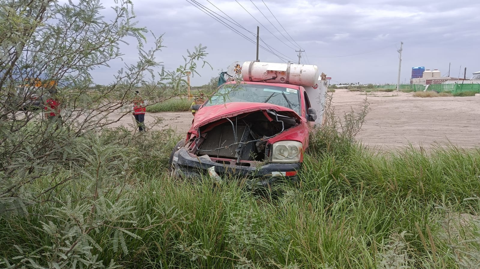 Autoridades aseguran camioneta volcada y abandonada en la carretera a Jiménez en Gómez Palacio