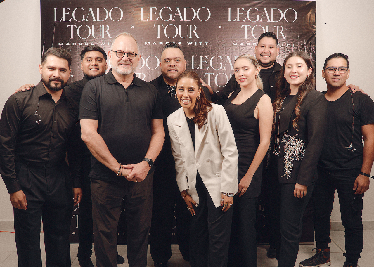Marcos Witt junto al grupo Gosen Music.