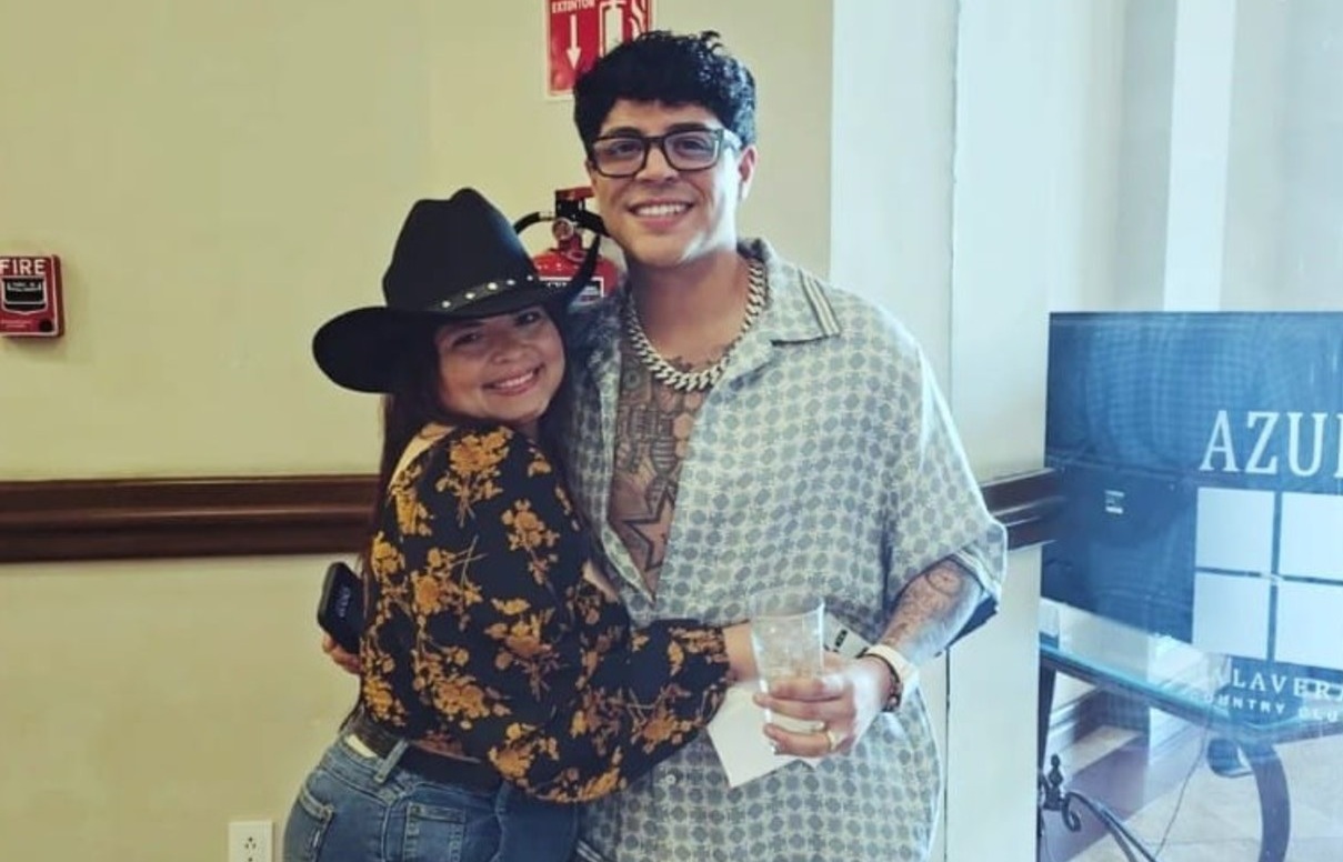 Feliz. Ely compartió su felicidad con esta casa editora.