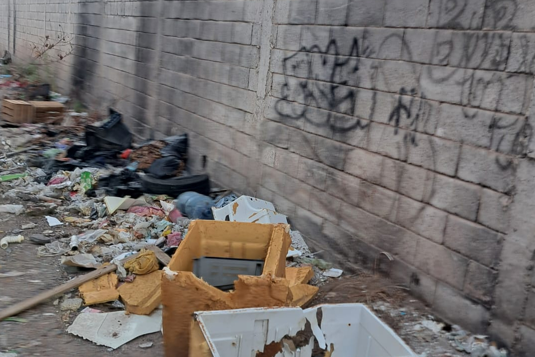 Denuncian calle convertida en basurero en Gómez Palacio pese a advertencias; quejosos exigen sanciones