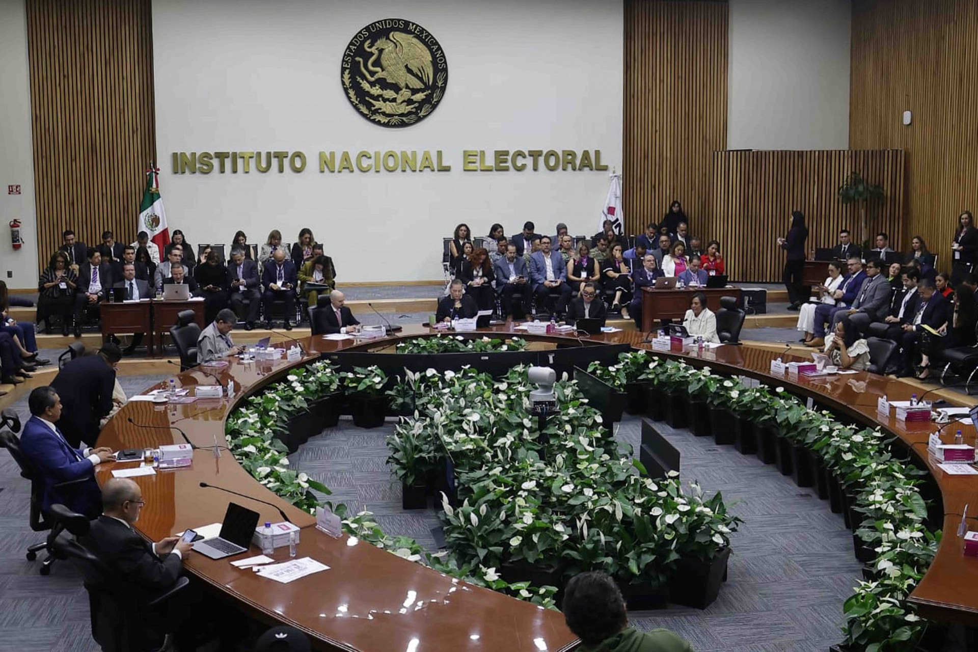 INE multa a candidatos que aparecieron en acordeones en la elección judicial