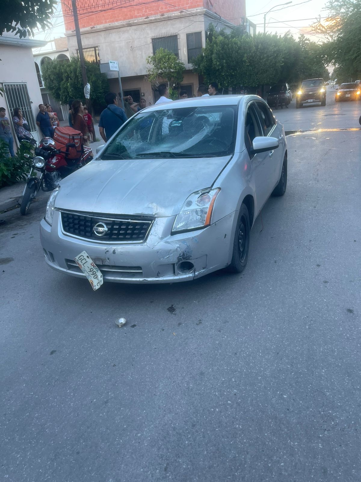 Se pasa un alto y arrolla a motociclista en el Centro de Gómez Palacio